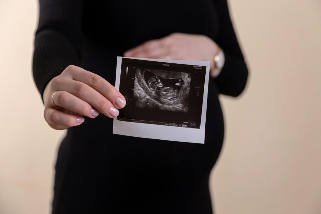 Grávida mostrando o resultado de um exame pré-natal